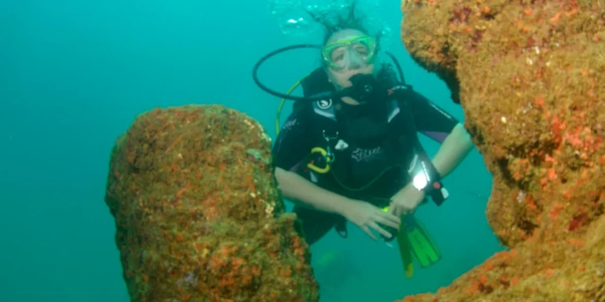 Underwater caves and swim-throughs