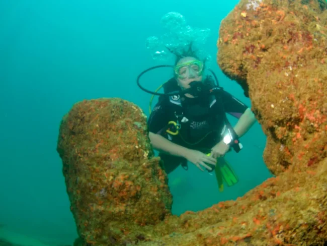 Underwater caves and swim-throughs
