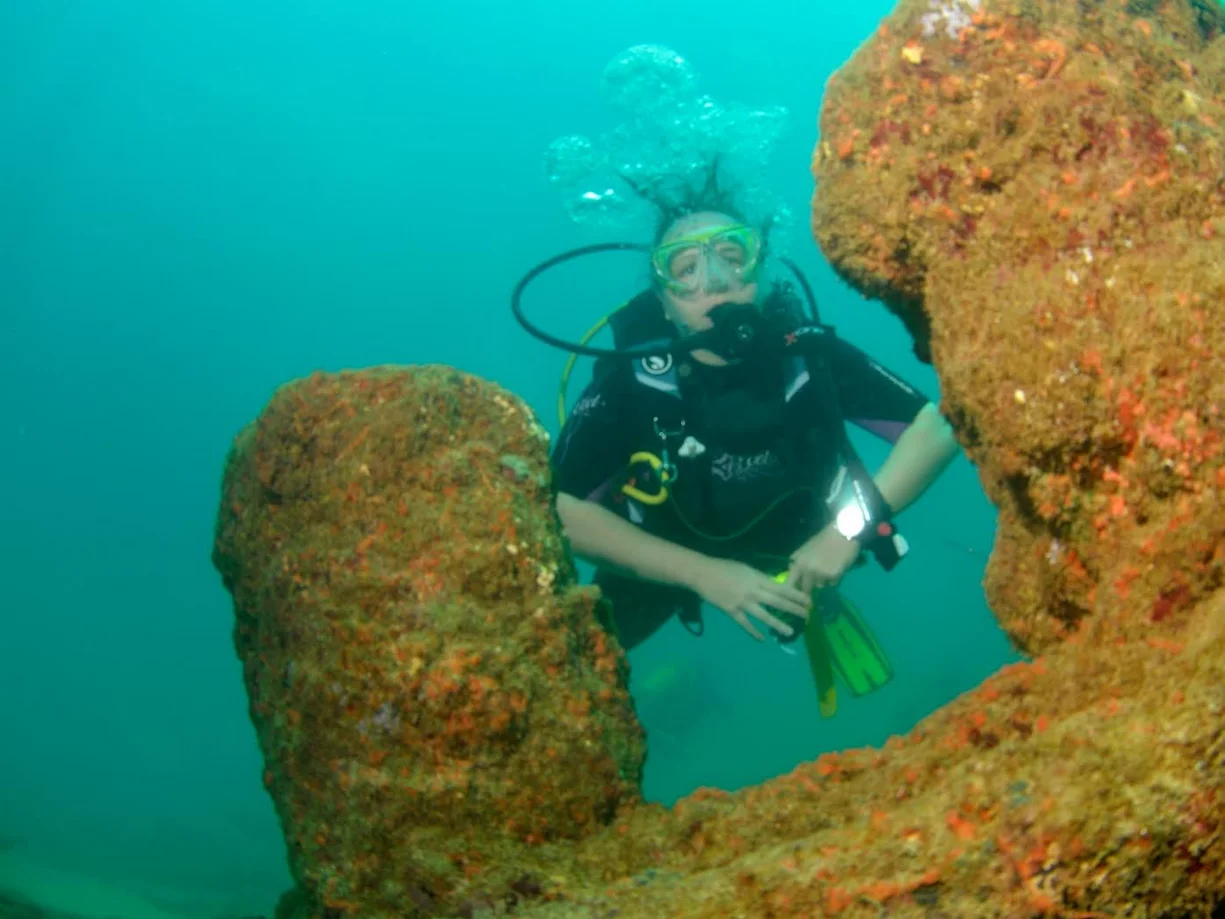 Underwater caves and swim-throughs
